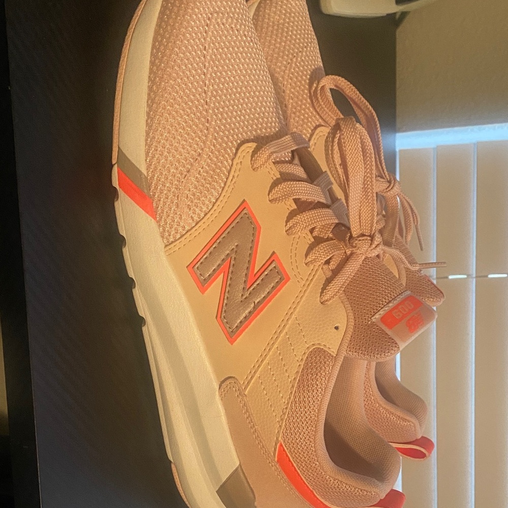 New Balance Women's 009 V1 Sneaker Oyster pink and cream Athletic Shoes - Picture 3 of 8
